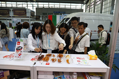 跨境電商展會(huì) 佳龍&ldquo;辣條&rdquo;傳遞中國(guó)味道